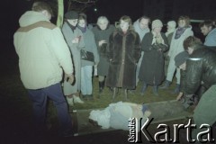 Styczeń 1991, Wilno, Litwa.
Stolica w okresie interwencji radzieckiej, na noszach leży ofiara walk.
Fot. Wojciech Druszcz, zbiory Ośrodka KARTA