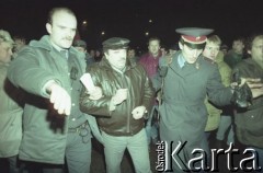1991, Wilno, Litwa.
Stolica w okresie interwencji radzieckiej, pojmanie mężczyzny.
Fot. Wojciech Druszcz, zbiory Ośrodka KARTA