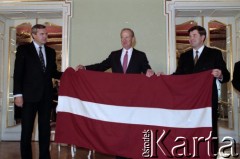 Jesień 1991, Ryga, Łotwa.
Politycy z flagą Łotwy, w środku sekretarz stanu USA James Baker, z prawej Anatolijs Gorbunovs, przewodniczący łotewskiego parlamentu.
Fot. Wojciech Druszcz, zbiory Ośrodka KARTA
