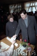 3.03.1991, Łotwa.
Referendum, w którym mieszkańcy państwa zdecydowali o niepodległości Łotwy. Na zdjęciu przewodniczący łotewskiego parlamentu Anatolijs Gorbunovs z żoną w lokalu wyborczym.
Fot. Wojciech Druszcz, zbiory Ośrodka KARTA

