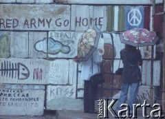 Wrzesień 1991, Ryga, Łotwa.
Kobiety przy murze z rysunkami i napisami m.in. antyradzieckimi.
Fot. Wojciech Druszcz, zbiory Ośrodka KARTA
