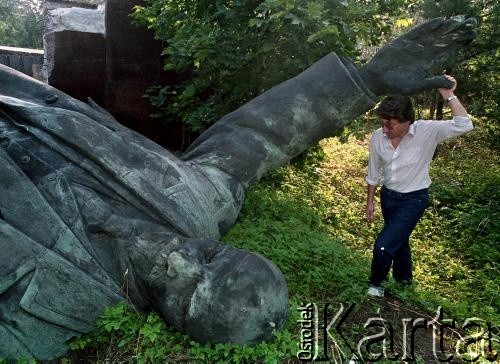 1991, Ryga, Łotwa. 
Zdemontowany  po odzyskaniu niepodległości przez Łotwę pomnik Włodzimierza Lenina porzucony w lesie na przedmieściach Rygi.
Fot. Wojciech Druszcz, zbiory Ośrodka KARTA