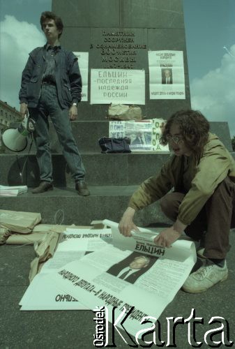 Wiosna 1991, Moskwa, Rosja.
Miasto w dniach kampanii prezydenckiej. Zwolennicy Borysa Jelcyna rozlepiający plakaty na pomniku Jerzego I Dołgorukiego, upamiętniającym 800-lecie Moskwy.
Fot. Wojciech Druszcz, zbiory Ośrodka KARTA