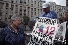 Wiosna 1991, Moskwa, Rosja.
Stolica w okresie kampanii wyborczej. Kobieta z plakatami zachęcającymi do głosowania na Gawriła Popowa - przyszłego mera Moskwy.
Fot. Wojciech Druszcz, zbiory Ośrodka KARTA