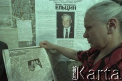 Wiosna 1991, Moskwa, Rosja.
Miasto w dniach kampanii prezydenckiej. Kobieta czyta gazetę, obok wsi plakat wyborczy Borysa Jelcyna. 
Fot. Wojciech Druszcz, zbiory Ośrodka KARTA