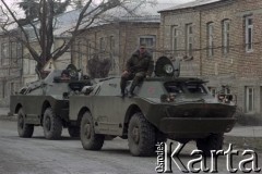 Listopad 1991, Cchinwali, Osetia Południowa.
Konflikt osetyńsko-gruziński. Żołnierze rosyjscy przed jednostką wojskową.
Fot. Wojciech Druszcz, zbiory Ośrodka KARTA

