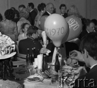 1969-1970, Warszawa, Polska.
Bal Sylwestrowy przodowników pracy w Pałacu Kultury i Nauki.
Fot. Wojciech Druszcz, zbiory Ośrodka KARTA
