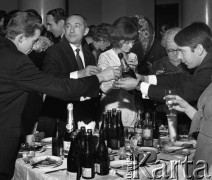 1969-1970, Warszawa, Polska.
Bal Sylwestrowy przodowników pracy w Pałacu Kultury i Nauki.
Fot. Wojciech Druszcz, zbiory Ośrodka KARTA