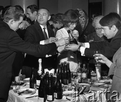 1969-1970, Warszawa, Polska.
Bal Sylwestrowy przodowników pracy w Pałacu Kultury i Nauki.
Fot. Wojciech Druszcz, zbiory Ośrodka KARTA
