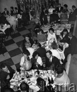 1969-1970, Warszawa, Polska.
Bal Sylwestrowy przodowników pracy w Pałacu Kultury i Nauki.
Fot. Wojciech Druszcz, zbiory Ośrodka KARTA
