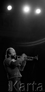 1972, Warszawa, Polska.
Trębacz jazzowy Tomasz Stańko podczas festiwalu muzyki jazzowej Jazz Jamboree.
Fot. Wojciech Druszcz, zbiory Ośrodka KARTA