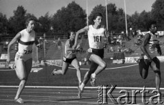 1972, Bydgoszcz, Polska.
Irena Szewińska - lekkoatletka, siedmiokrotna medalistka olimpijska - podczas Międzynarodowego Memoriału Janusza Kusocińskiego.
Fot. Wojciech Druszcz, zbiory Ośrodka KARTA