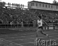 1972, Bydgoszcz, Polska.
Irena Szewińska - lekkoatletka, siedmiokrotna medalistka olimpijska - podczas Międzynarodowego Memoriału Janusza Kusocińskiego.
Fot. Wojciech Druszcz, zbiory Ośrodka KARTA