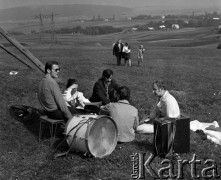 1970, okolice Bodzętyna, Polska.
Orkiestra wiejska odpoczywa po występach na wiejskim festynie. 
Fot. Wojciech Druszcz, zbiory Ośrodka KARTA