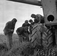 1972, Nowa Wieś, Polska.
Żniwa. Uszkodzony kombajn Bizon z PGR
Fot. Wojciech Druszcz, zbiory Ośrodka KARTA