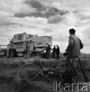 1972, Nowa Wieś, Polska.
Żniwa. Kombajn Bizon i rowerzysta. 
Fot. Wojciech Druszcz, zbiory Ośrodka KARTA