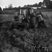 1972, Nowa Wieś, Polska.
Prace polowe podczas deszczowych żniw. Traktor utknął na polu.
Fot. Wojciech Druszcz, zbiory Ośrodka KARTA