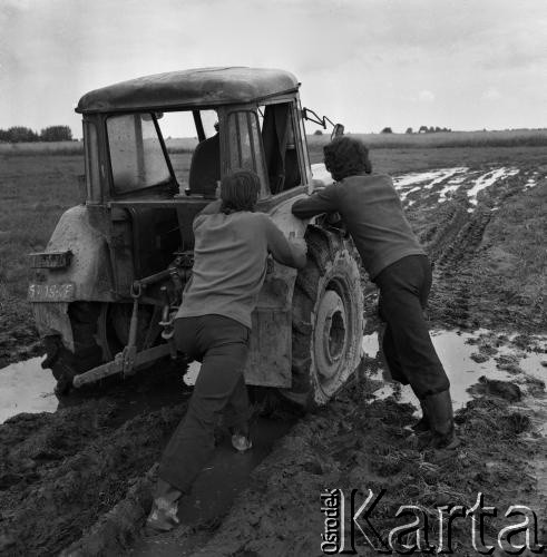 1972, Nowa Wieś, Polska.
Prace polowe podczas deszczowych żniw. Traktor utknął na polu.
Fot. Wojciech Druszcz, zbiory Ośrodka KARTA