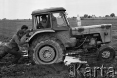 1972, Nowa Wieś, Polska.
Prace polowe podczas deszczowych żniw. Traktor utknął na polu.
Fot. Wojciech Druszcz, zbiory Ośrodka KARTA