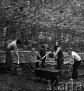 1974, Warszawa, Polska.
Pracownicy warszawskich urzędów pracują przy porządkowaniu ulicy Smolnej w ramach tzw. czynu społecznego.
Fot. Wojciech Druszcz, zbiory Ośrodka KARTA