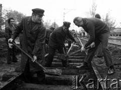 1974, Warszawa, Polska.
Załoga Lokomotywowni Odolany pracuje przy modernizacji torów w ramach tzw. czynu społecznego.
Fot. Wojciech Druszcz, zbiory Ośrodka KARTA