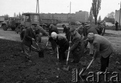 1974, Pruszków, Polska.
Mieszkańcy pracują przy porządkowaniu miasta w ramach w tzw. czynu społecznego.
Fot. Wojciech Druszcz, zbiory Ośrodka KARTA