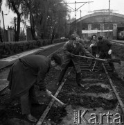 1974, Warszawa, Polska.
Załoga Lokomotywowni Odolany pracuje przy modernizacji torów w ramach tzw. czynu społecznego.
Fot. Wojciech Druszcz, zbiory Ośrodka KARTA