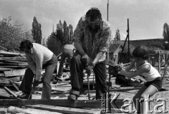 1974, Warszawa, Polska. 
Aktor Bogusz Bilewski z synem i kolegami z warszawskich teatrów pracują przy odgruzowywaniu okolic dworca stacji kolejowej Warszawa Gdańska w ramach tzw. czynu społecznego. 
Fot. Wojciech Druszcz, zbiory Ośrodka KARTA