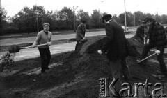 1974, Warszawa, Polska.
Władysław Kruczek, członek Biura Politycznego Komitetu Centralnego Polskiej Zjednoczonej Partii Robotniczej i Przewodniczący Centralnej Rady Związków Zawodowych w towarzystwie związkowców CRZZ przekopuje fragment ulicy Puławskiej w ramach tzw. czynu społecznego.
Fot. Wojciech Druszcz, zbiory Ośrodka KARTA