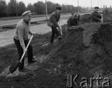 1974, Warszawa, Polska.
Władysław Kruczek, członek Biura Politycznego Komitetu Centralnego Polskiej Zjednoczonej Partii Robotniczej i Przewodniczący Centralnej Rady Związków Zawodowych w towarzystwie związkowców CRZZ przekopuje fragment ulicy Puławskiej w ramach tzw. czynu społecznego.
Fot. Wojciech Druszcz, zbiory Ośrodka KARTA