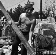 1974, Warszawa, Polska.
Aktorzy warszawskich teatrów pracują przy odgruzowywaniu okolic dworca stacji kolejowej Warszawa Gdańska w ramach tzw. czynu społecznego. Na pierwszym planie August Kowalczyk.
Fot. Wojciech Druszcz, zbiory Ośrodka KARTA