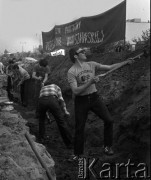 1974, Warszawa, Polska.
Studenci i pracownicy naukowi Politechniki Warszawskiej pracują przy budowie Trasy Łazienkowskiej w ramach tzw. czynu społecznego.
Fot. Wojciech Druszcz, zbiory Ośrodka KARTA