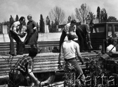 1974, Warszawa, Polska.
Aktorzy warszawskich teatrów pracują przy odgruzowywaniu okolic dworca stacji kolejowej Warszawa Gdańska w ramach tzw. czynu społecznego. W głębi 2. z lewej Katarzyna Łaniewska.
Fot. Wojciech Druszcz, zbiory Ośrodka KARTA