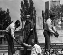 1974, Warszawa, Polska.
Aktorzy warszawskich teatrów pracują przy odgruzowywaniu okolic dworca stacji kolejowej Warszawa Gdańska w ramach tzw. czynu społecznego. 2. z lewej Katarzyna Łaniewska.
Fot. Wojciech Druszcz, zbiory Ośrodka KARTA