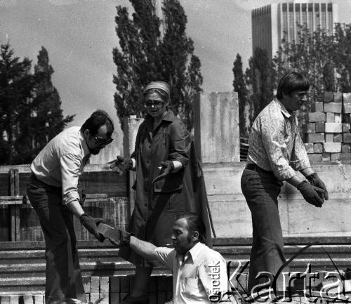 1974, Warszawa, Polska.
Aktorzy warszawskich teatrów pracują przy odgruzowywaniu okolic dworca stacji kolejowej Warszawa Gdańska w ramach tzw. czynu społecznego. 2. z lewej Katarzyna Łaniewska.
Fot. Wojciech Druszcz, zbiory Ośrodka KARTA