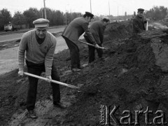 1974, Warszawa, Polska.
Władysław Kruczek, członek Biura Politycznego Komitetu Centralnego Polskiej Zjednoczonej Partii Robotniczej i Przewodniczący Centralnej Rady Związków Zawodowych w towarzystwie związkowców CRZZ przekopuje fragment ulicy Puławskiej w ramach tzw. czynu społecznego.
Fot. Wojciech Druszcz, zbiory Ośrodka KARTA
