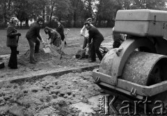 1974, Warszawa, Polska.
Pracownicy warszawskich zakładów pracują przy modernizacji ul. Żwirki i Wigury w ramach tzw. czynów społecznych.
Fot. Wojciech Druszcz, zbiory Ośrodka KARTA