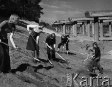 1973, Warszawa, Polska.
Pracownicy warszawskich uczelni wykonują prace społeczne na budowie Wisłostrady.
Fot. Wojciech Druszcz, zbiory Ośrodka KARTA