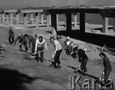 1973, Warszawa, Polska.
Pracownicy warszawskich uczelni wykonują prace społeczne na budowie Wisłostrady.
Fot. Wojciech Druszcz, zbiory Ośrodka KARTA