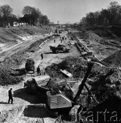 1973, Warszawa, Polska.
Prace przy budowie Trasy Łazienkowskiej na wysokości Alej Ujazdowskich.
Fot. Wojciech Druszcz, zbiory Ośrodka KARTA