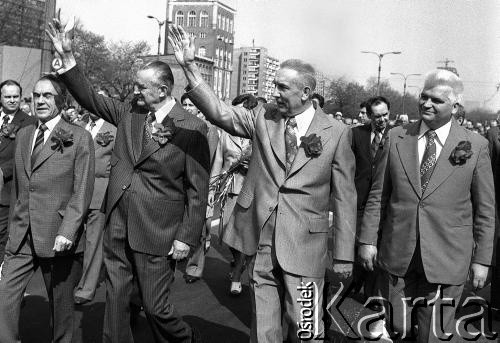 1.05.1977, Warszawa, Polska.
Obchody Święta Pracy, w pochodzie idą (od lewej): przewodniczący Centralnej Rady Związków Zawodowych Władysław Kruczek, premier Piotr Jaroszewicz, I sekretarz Komitetu Centralnego PZPR Edward Gierek oraz I sekretarz Komitetu Warszawskiego PZPR Alojzy Karkoszka.
Fot. Wojciech Druszcz, zbiory Ośrodka KARTA.