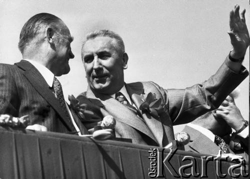 1.05.1978, Warszawa, Polska.
Pochód pierwszomajowy. Na trybunie honorowej (od lewej): premier Piotr Jaroszewicz, I sekretarz Komitetu Centralnego PZPR Edward Gierek oraz I sekretarz Komitetu Warszawskiego PZPR Alojzy Karkoszka.
Fot. Wojciech Druszcz, zbiory Ośrodka KARTA.