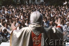 Maj 1979, Podkowa Leśna, Polska.
Autosacrum - msza święta w intencji kierowców oraz poświecenie samochodów i motocykli; organizowana przy kościele św. Krzysztofa. Nz. Ksiądz proboszcz Leon Kantorski.
Fot. Wojciech Druszcz, zbiory Ośrodka KARTA