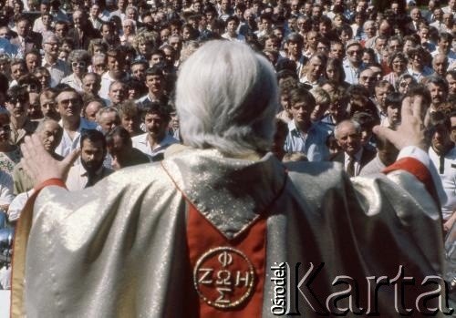 Maj 1979, Podkowa Leśna, Polska.
Autosacrum - msza święta w intencji kierowców oraz poświecenie samochodów i motocykli; organizowana przy kościele św. Krzysztofa. Nz. Ksiądz proboszcz Leon Kantorski.
Fot. Wojciech Druszcz, zbiory Ośrodka KARTA