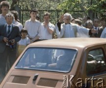 Maj 1979, Podkowa Leśna, Polska.
Autosacrum - msza święta w intencji kierowców oraz poświecenie samochodów i motocykli; organizowana przy kościele św. Krzysztofa. Nz. Ksiądz proboszcz Leon Kantorski.
Fot. Wojciech Druszcz, zbiory Ośrodka KARTA