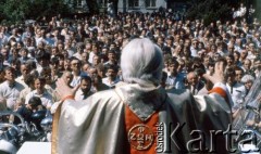 Maj 1979, Podkowa Leśna, Polska.
Autosacrum - msza święta w intencji kierowców oraz poświecenie samochodów i motocykli; organizowana przy kościele św. Krzysztofa. Nz. Ksiądz proboszcz Leon Kantorski.
Fot. Wojciech Druszcz, zbiory Ośrodka KARTA