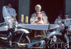 Maj 1979, Podkowa Leśna, Polska.
Autosacrum - msza święta w intencji kierowców oraz poświecenie samochodów i motocykli; organizowana przy kościele św. Krzysztofa. Nz. Ksiądz proboszcz Leon Kantorski.
Fot. Wojciech Druszcz, zbiory Ośrodka KARTA