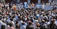 Maj 1979, Podkowa Leśna, Polska.
Autosacrum - msza święta w intencji kierowców oraz poświecenie samochodów i motocykli; organizowana przy kościele św. Krzysztofa.
Fot. Wojciech Druszcz, zbiory Ośrodka KARTA