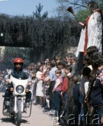 Maj 1979, Podkowa Leśna, Polska.
Autosacrum - msza święta w intencji kierowców oraz poświecenie samochodów i motocykli; organizowana przy kościele św. Krzysztofa.
Fot. Wojciech Druszcz, zbiory Ośrodka KARTA