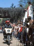 Maj 1979, Podkowa Leśna, Polska.
Autosacrum - msza święta w intencji kierowców oraz poświecenie samochodów i motocykli; organizowana przy kościele św. Krzysztofa.
Fot. Wojciech Druszcz, zbiory Ośrodka KARTA